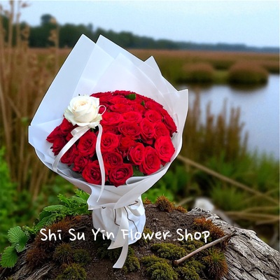 紅白交織的愛戀 51朵玫瑰